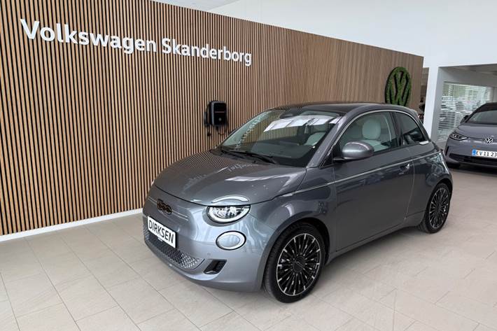 Grå Fiat 500e fra 2023