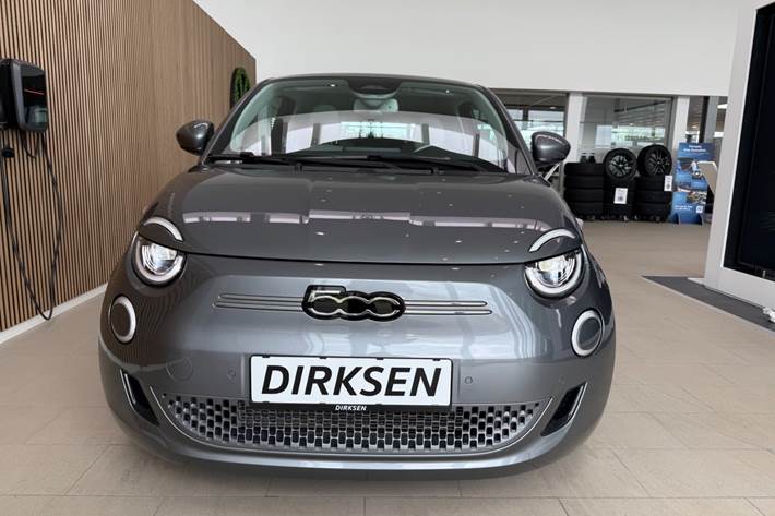 Grå Fiat 500e fra 2023