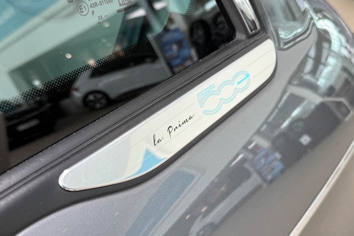 Grå Fiat 500e fra 2023