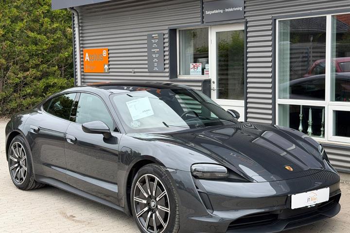 Grå Porsche Taycan fra 2022 set udefra