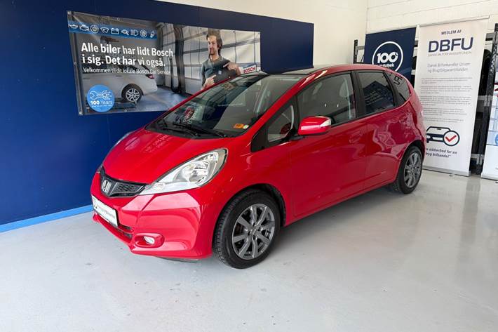 Rød Honda Jazz fra 2011