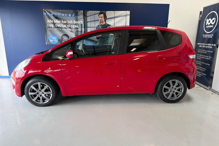 Rød Honda Jazz fra 2011