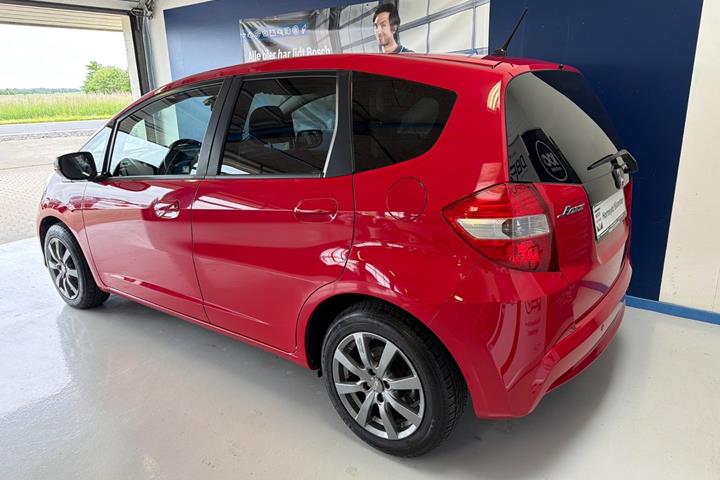 Rød Honda Jazz fra 2011