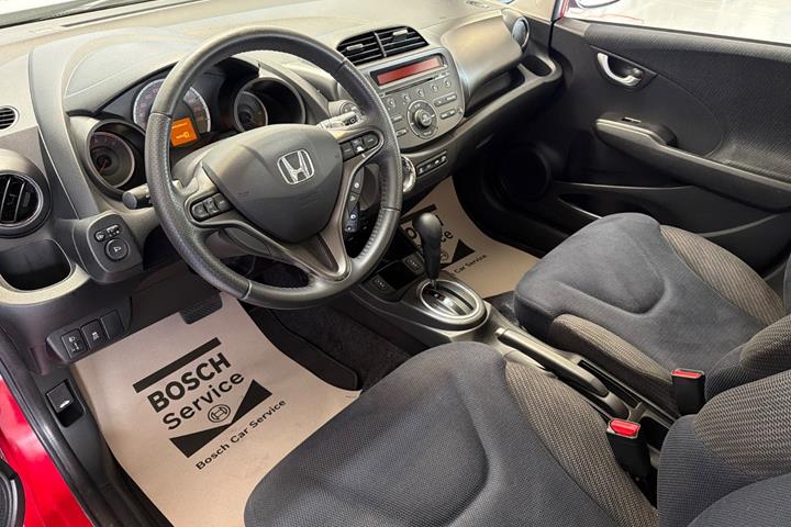 Rød Honda Jazz fra 2011