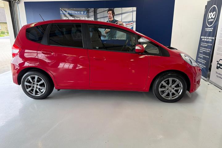 Rød Honda Jazz fra 2011