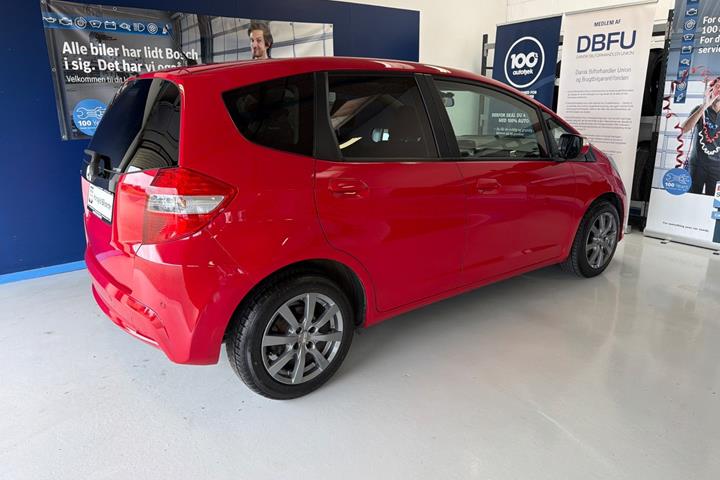 Rød Honda Jazz fra 2011