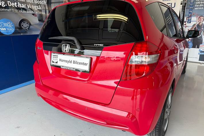 Rød Honda Jazz fra 2011