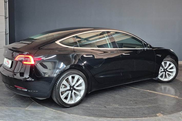 Sort Tesla Model 3 fra 2020