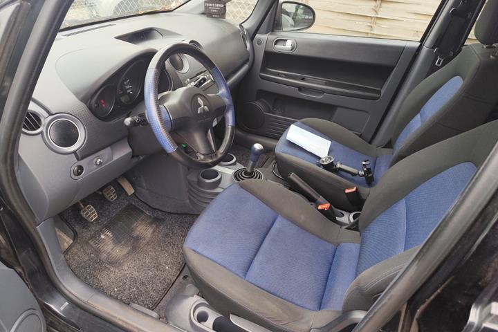 undefined Mitsubishi Colt fra 2006 set indefra