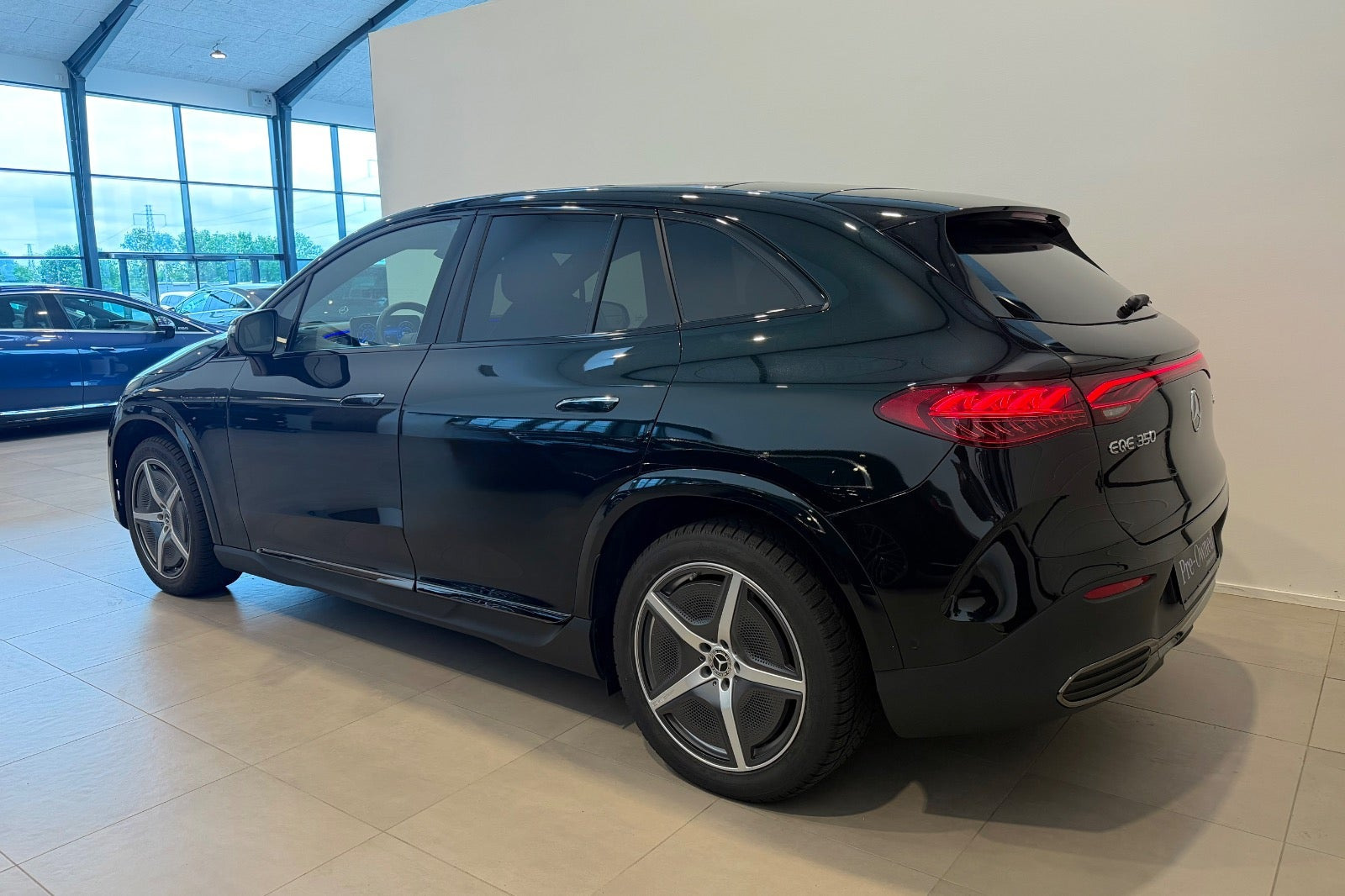 Grøn Mercedes EQE350 SUV fra 2025