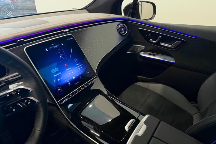 Grøn Mercedes EQE350 SUV fra 2025