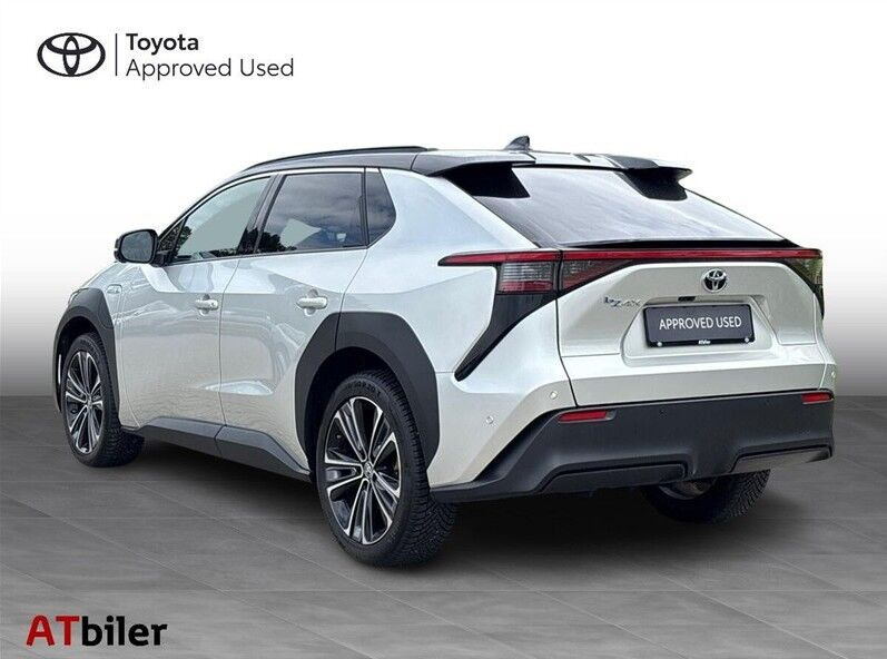 Sølv Toyota BZ4X fra 2025