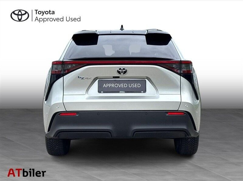 Sølv Toyota BZ4X fra 2025