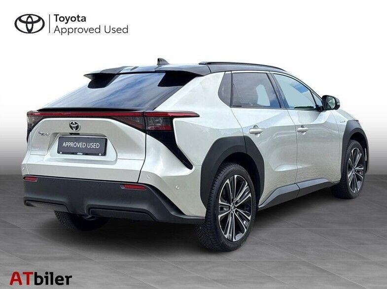 Sølv Toyota BZ4X fra 2025