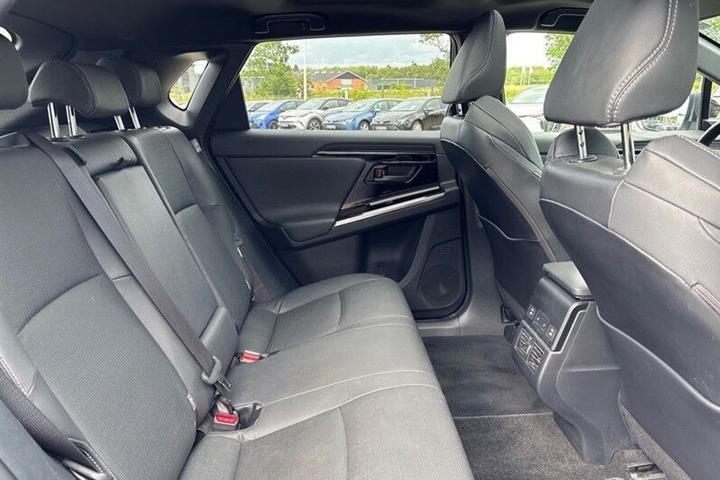 Sølv Toyota BZ4X fra 2025