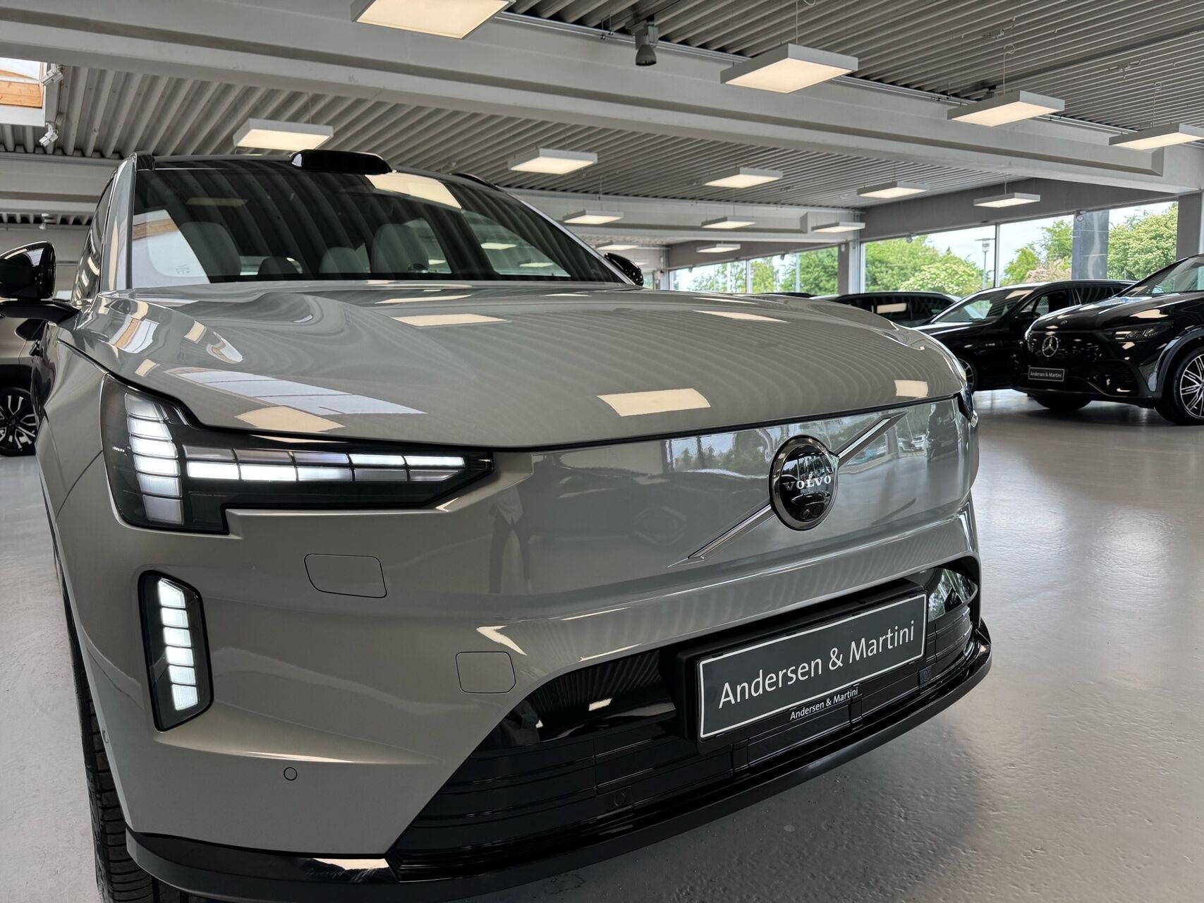 Grå Volvo EX90 fra 2026