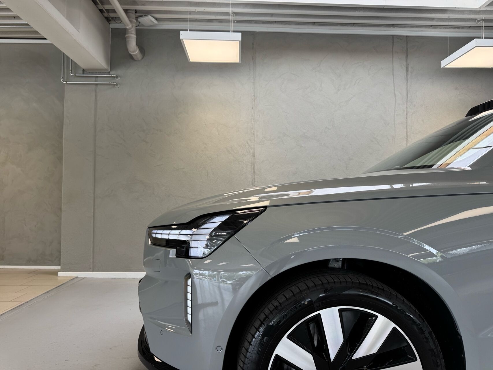 Grå Volvo EX90 fra 2026