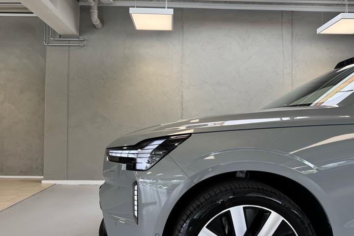 Grå Volvo EX90 fra 2026