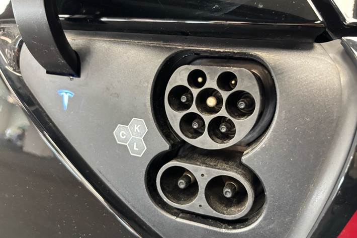 Sort Tesla Model Y fra 2023