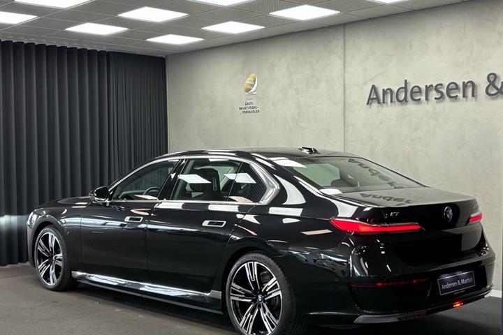 Sort BMW i7 fra 2023