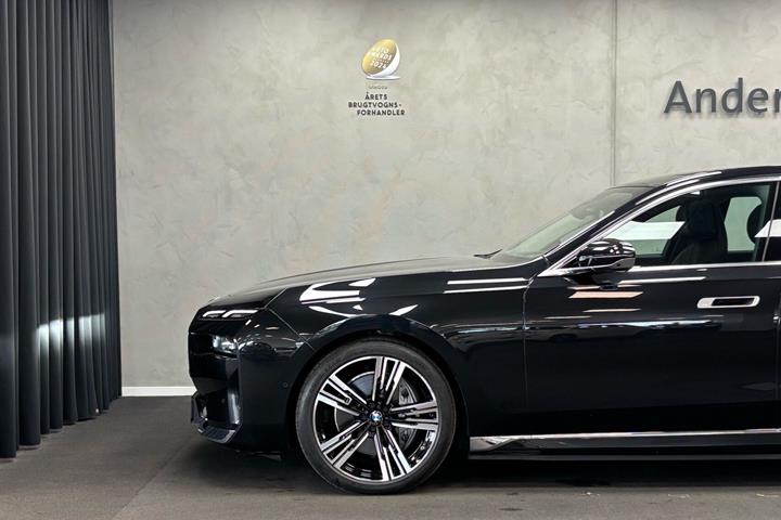 Sort BMW i7 fra 2023