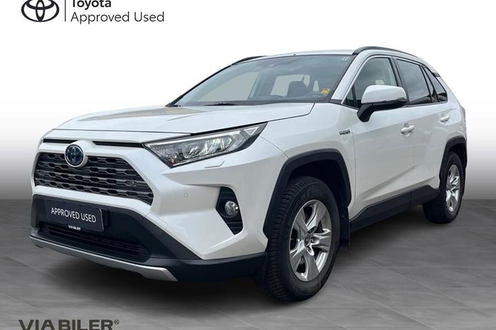 Hvid Toyota RAV4 fra 2020 set udefra