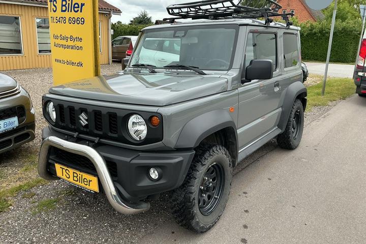 Grå Suzuki Jimny fra 2023 set udefra