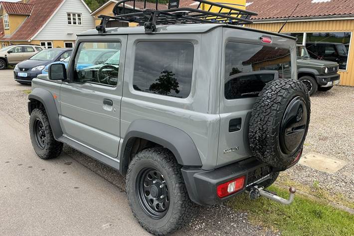 Grå Suzuki Jimny fra 2023