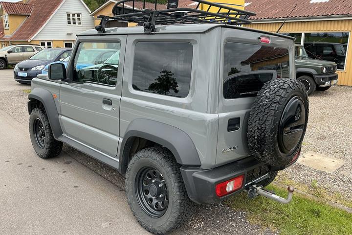 Grå Suzuki Jimny fra 2023