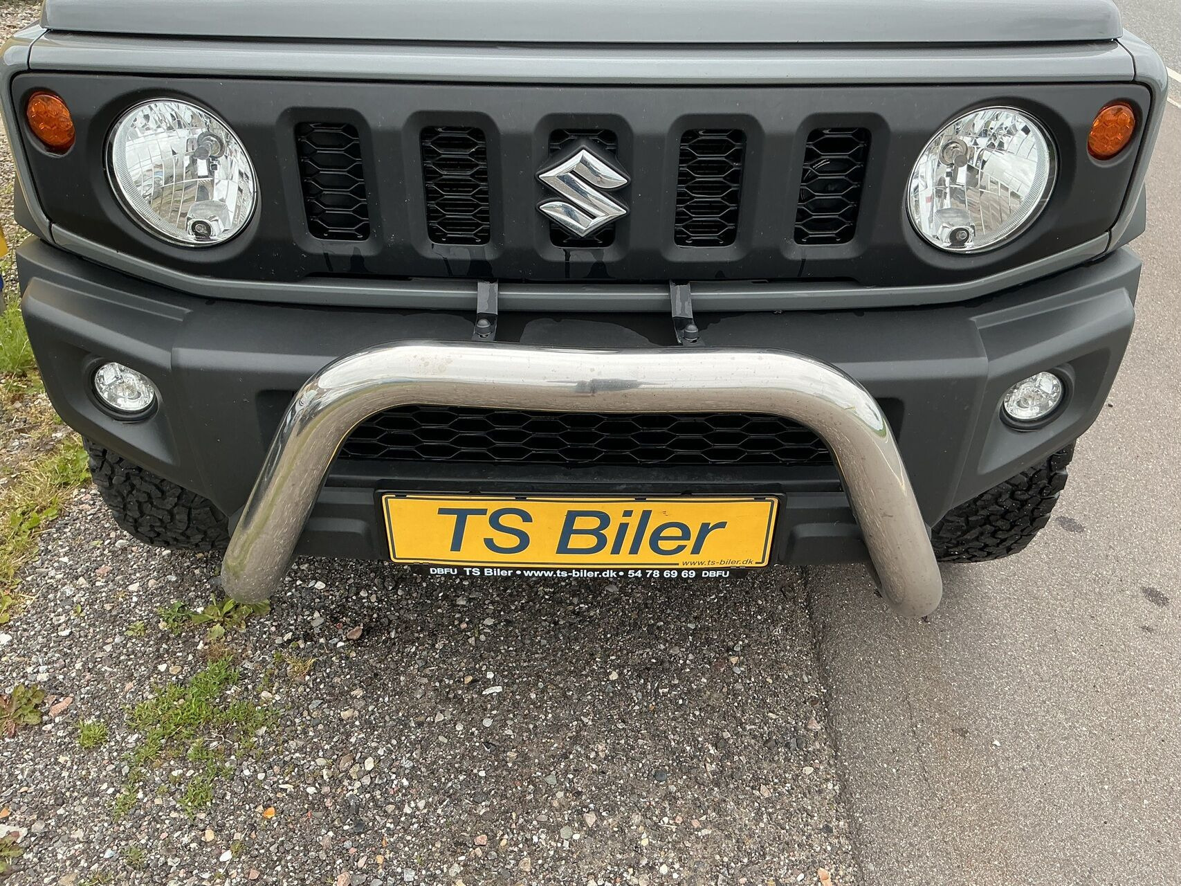 Grå Suzuki Jimny fra 2023