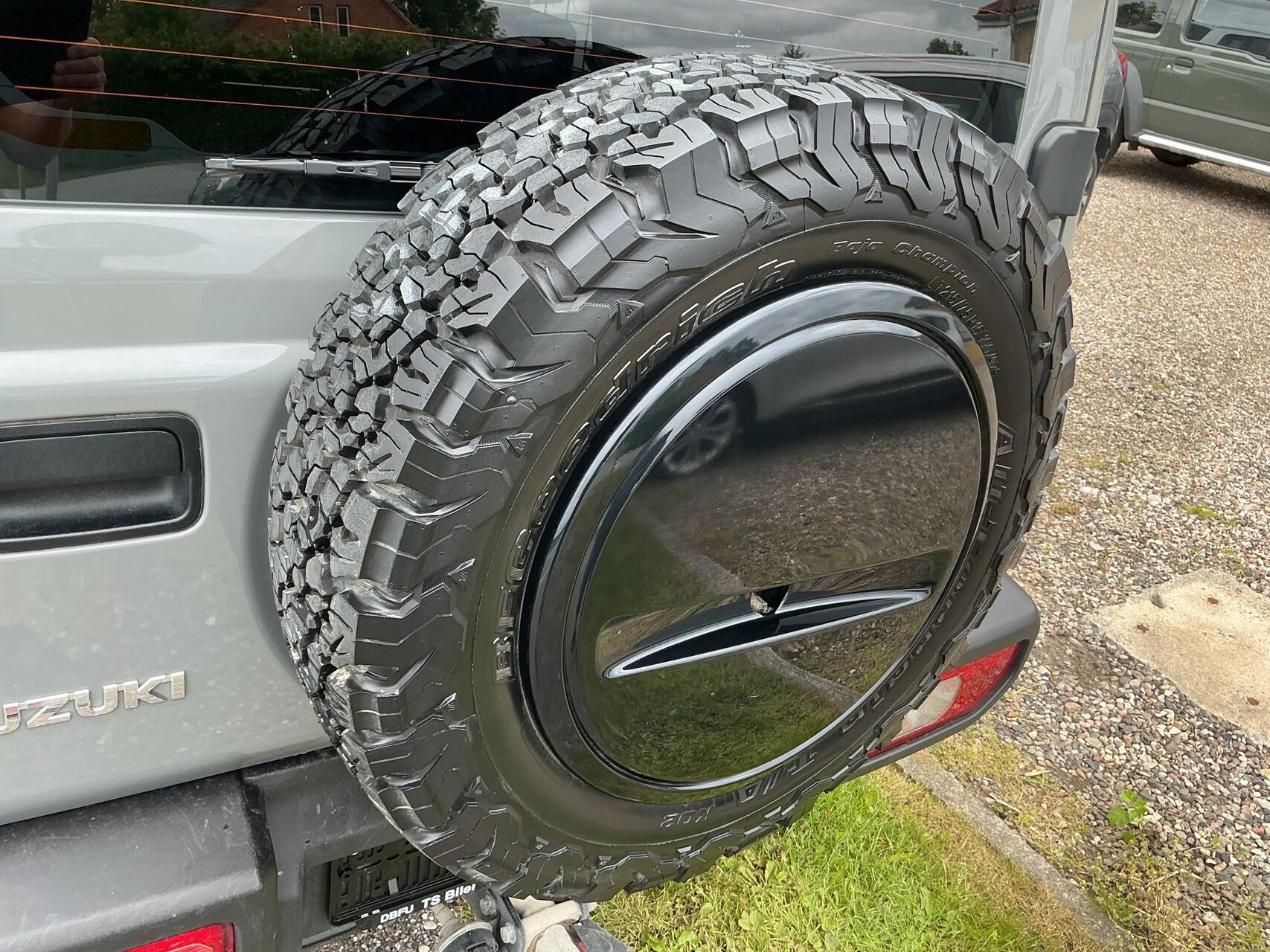 Grå Suzuki Jimny fra 2023