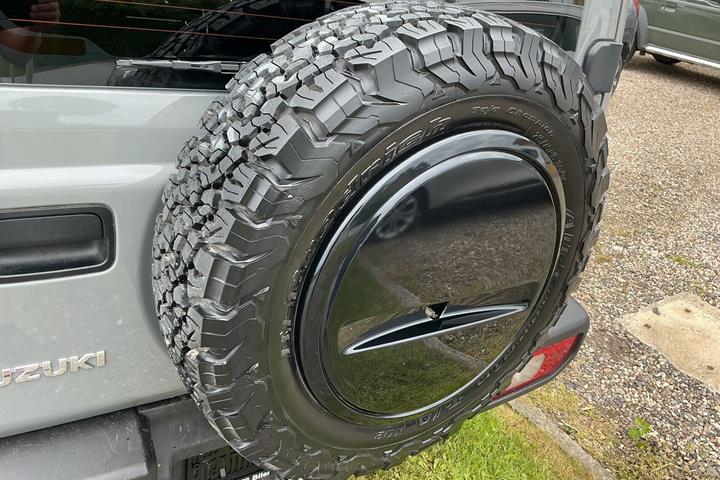 Grå Suzuki Jimny fra 2023