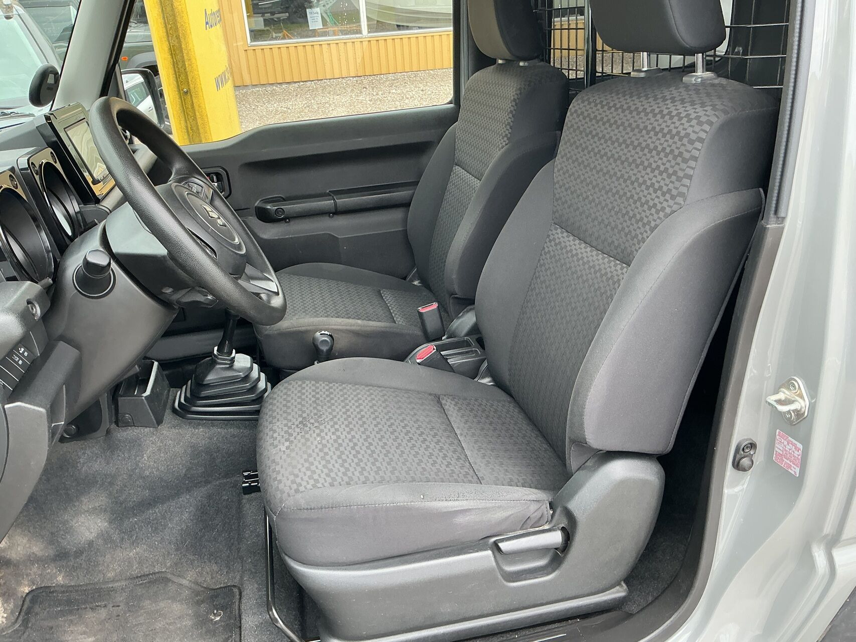Grå Suzuki Jimny fra 2023