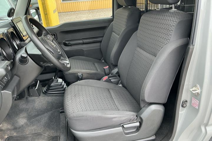 Grå Suzuki Jimny fra 2023