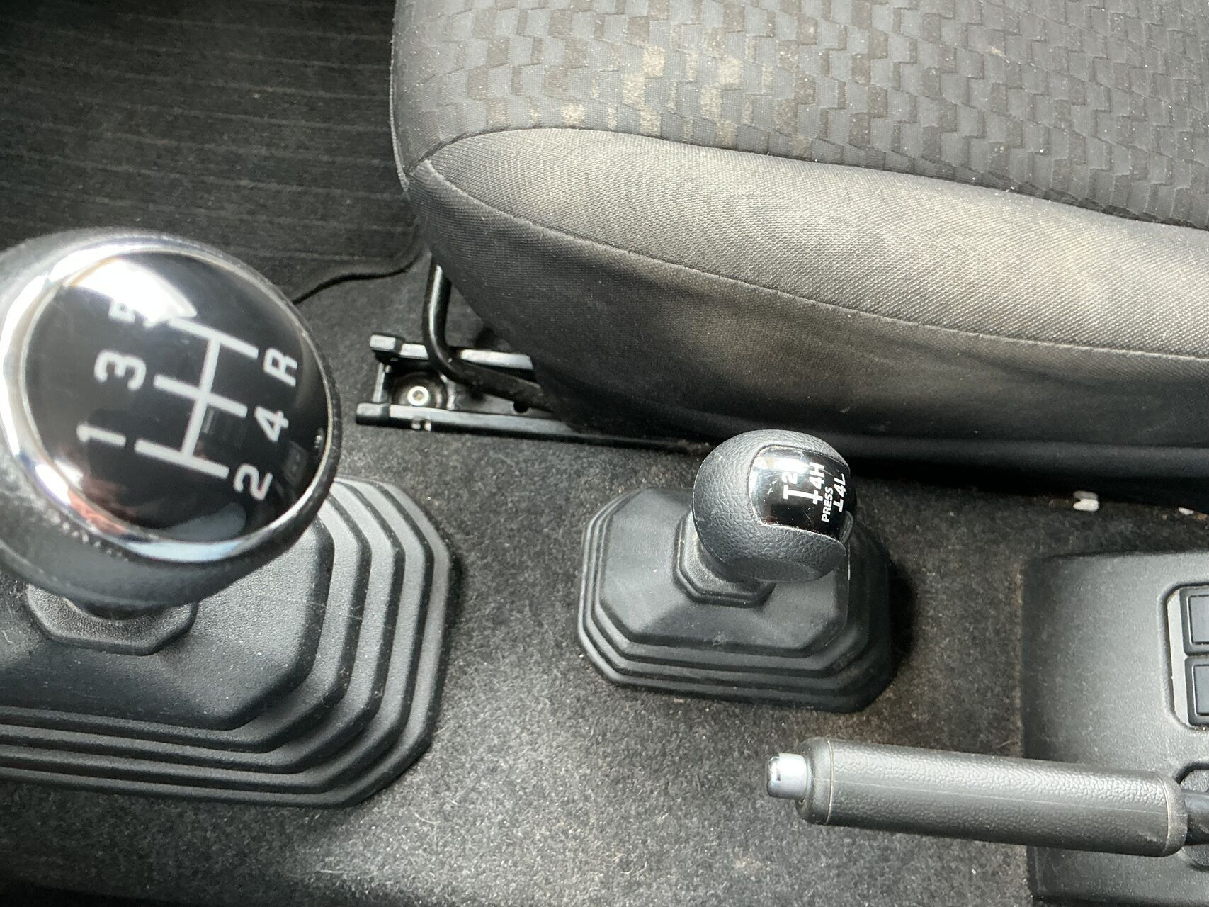 Grå Suzuki Jimny fra 2023