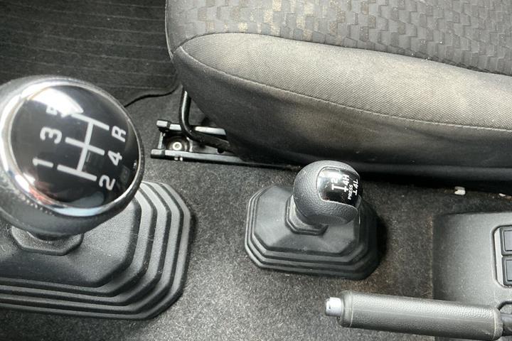 Grå Suzuki Jimny fra 2023