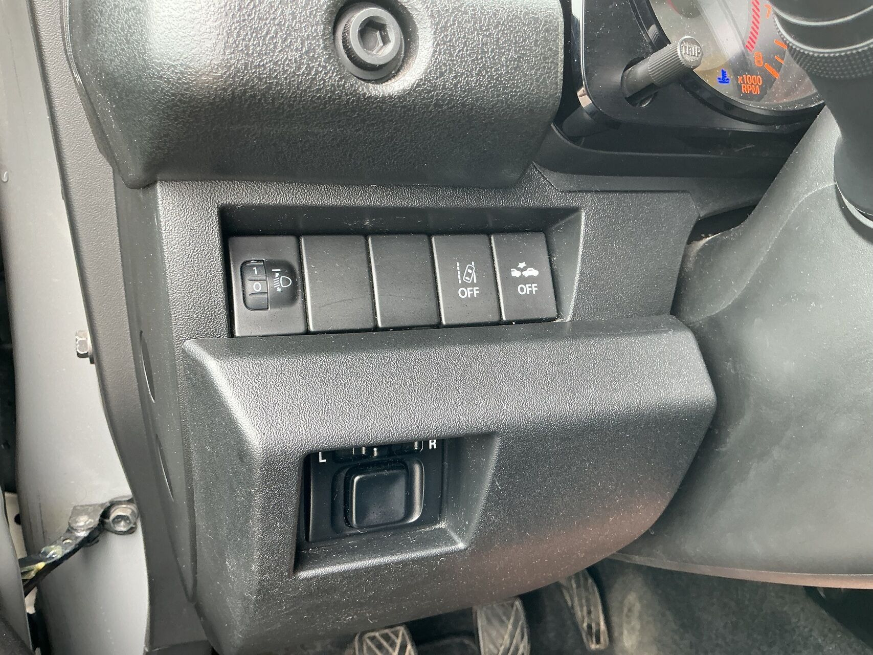 Grå Suzuki Jimny fra 2023