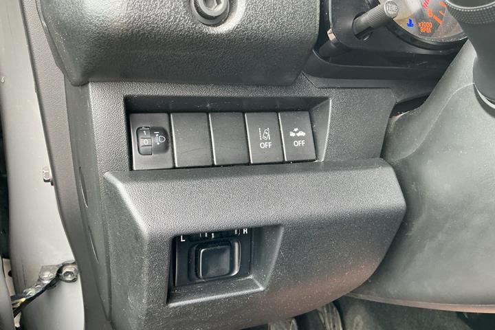 Grå Suzuki Jimny fra 2023