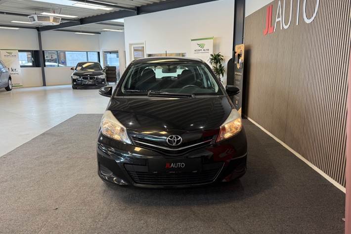 Sort Toyota Yaris fra 2012