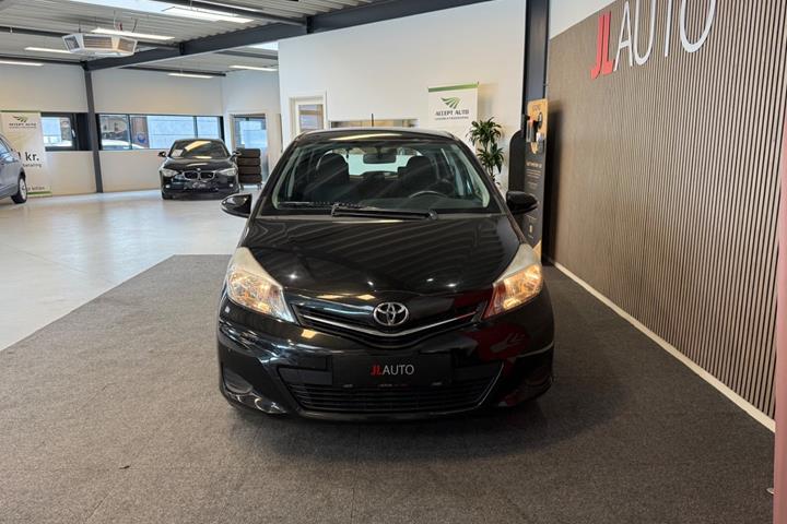 Sort Toyota Yaris fra 2012