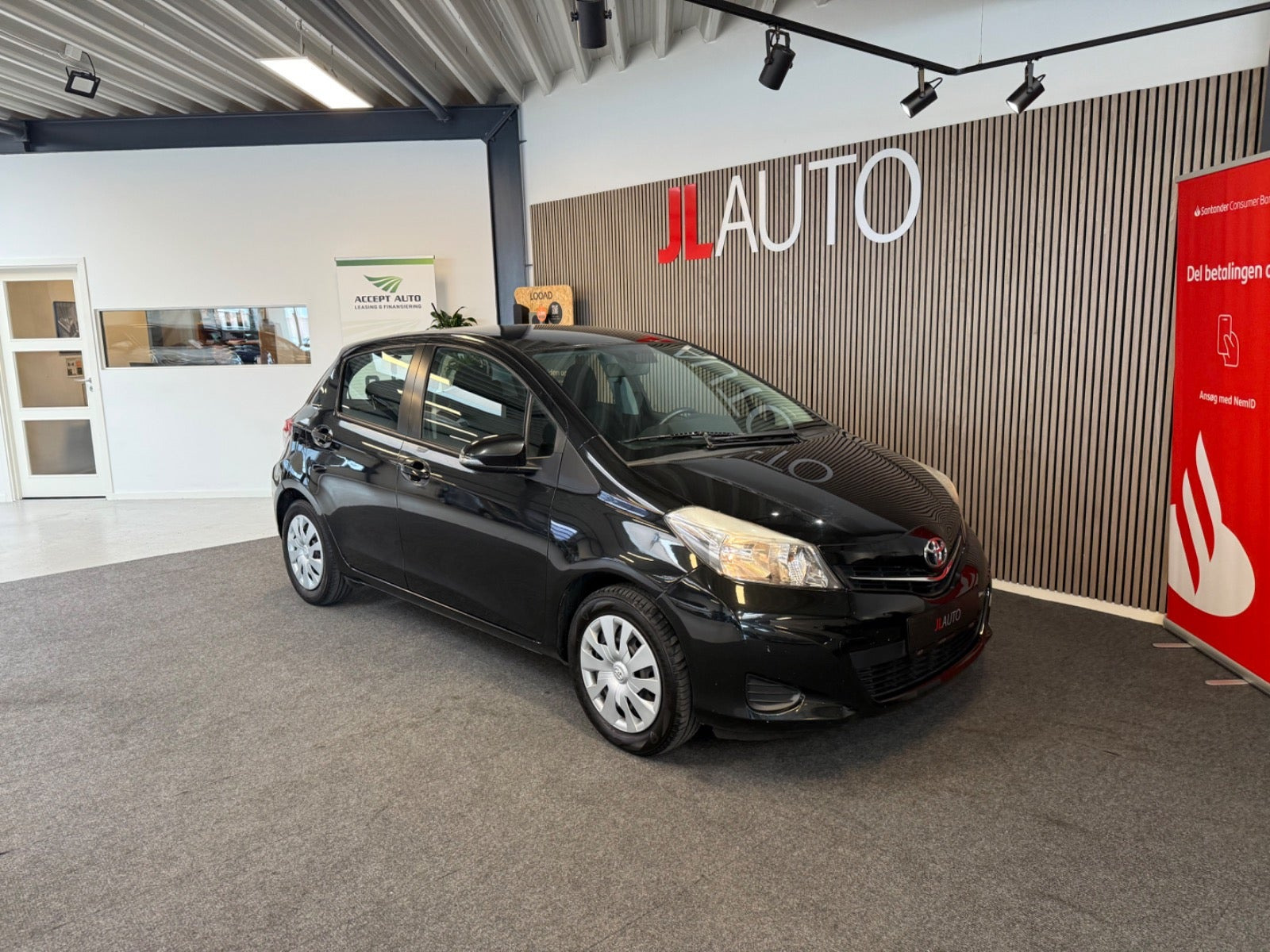 Sort Toyota Yaris fra 2012