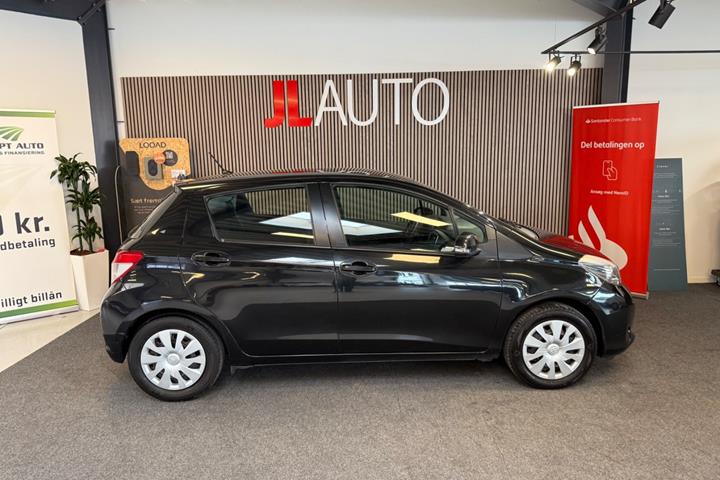 Sort Toyota Yaris fra 2012