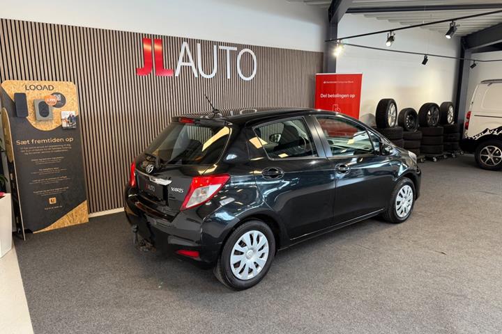 Sort Toyota Yaris fra 2012