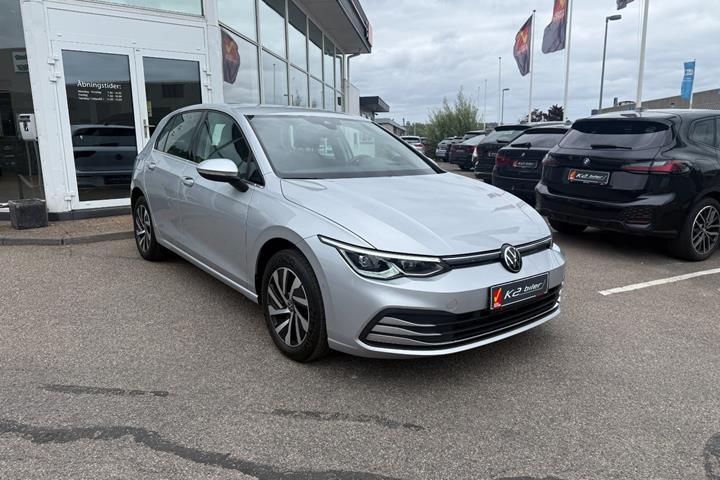 Sølv VW Golf VIII fra 2021 set udefra