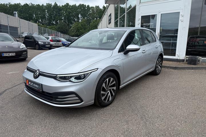 Sølv VW Golf VIII fra 2021
