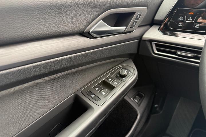 Sølv VW Golf VIII fra 2021