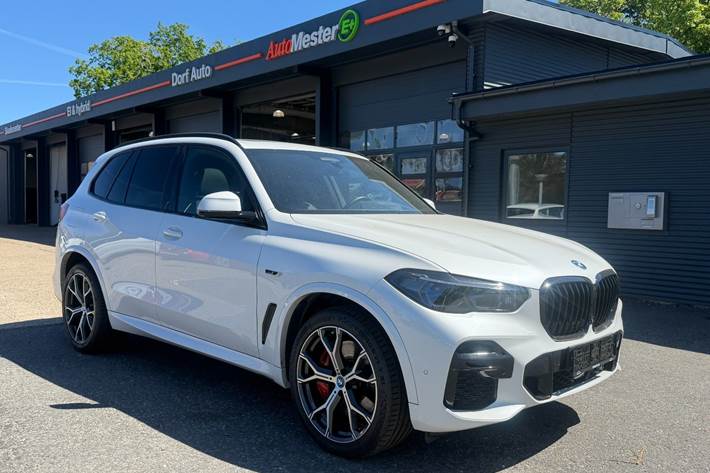 Rød BMW X5 fra 2022