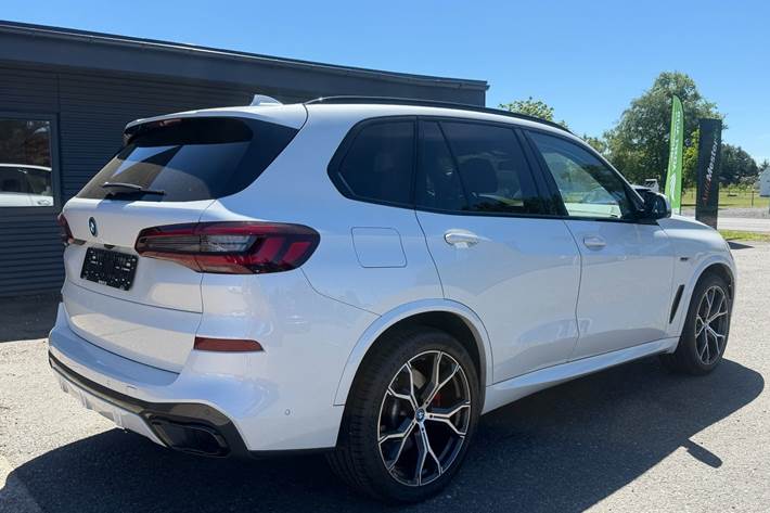 Rød BMW X5 fra 2022