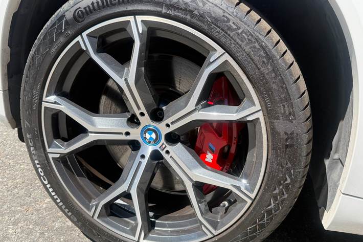 Rød BMW X5 fra 2022