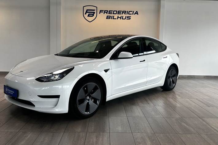 Hvid Tesla Model 3 fra 2022